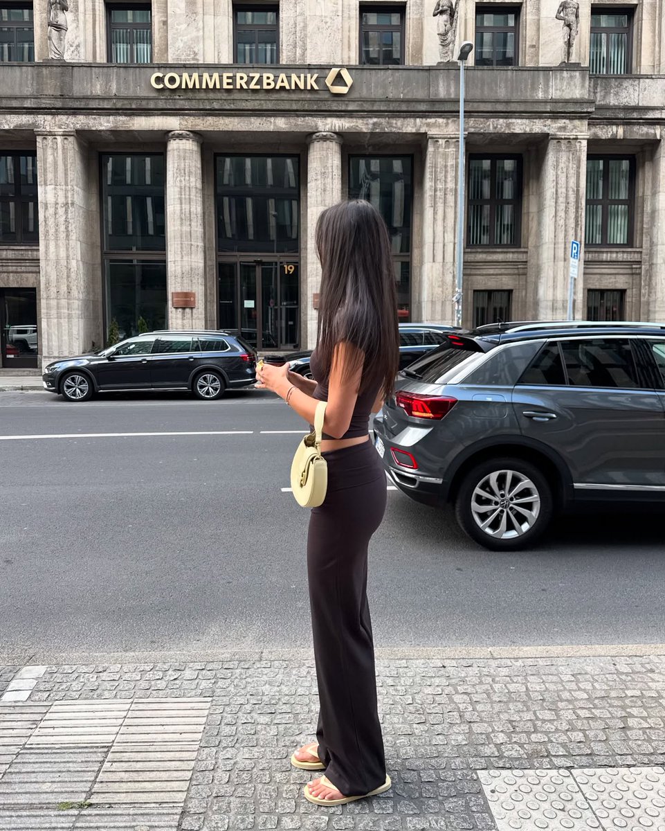 Isabella_11251's tweet photo. Holding a coffee in my hand, with city streets beneath my feet.🙂 https://t.co/KOwkgJwdsz