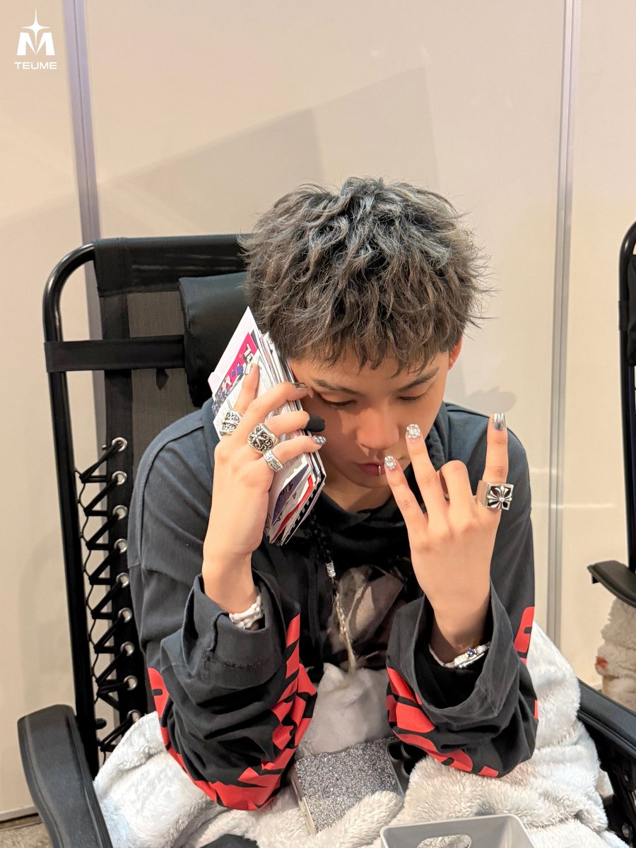 HYUNH4YI's tweet photo. weverse 🇯🇵 choi hyunsuk fan letter delivery event behind with letters from teumes 📸 #최현석 https://t.co/Xab8fY8Z1k