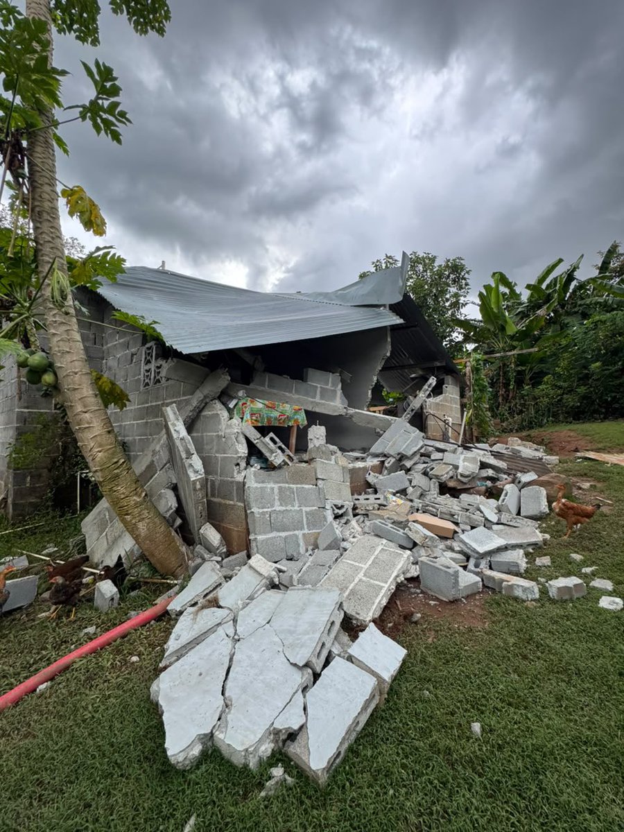 AlvaroAlvaradoC's tweet photo. Carta abierta al presidente José Raúl Mulino

Hoy, domingo 11 de octubre, a las 12:14 de la madrugada, cuando han transcurrido aproximadamente 35 horas desde el terremoto que sacudió nuestro país, aún hay miles de panameños en la provincia de Veraguas que no han recibido ningún tipo de ayuda por parte de las autoridades.

A esta hora, cientos de familias que han perdido sus hogares duermen a la intemperie, en patios y potreros, sin un techo que las resguarde.

Hasta este momento, muchas comunidades del sur de Veraguas no han recibido la visita de las autoridades del Gobierno Central y mucho menos la ayuda que necesitan con urgencia. Algunas autoridades locales están haciendo enormes esfuerzos, con los pocos recursos que tienen a su disposición, para atender a sus comunidades. Sin embargo, la magnitud del desastre supera ampliamente sus capacidades.

Esta situación no la resolveremos los ciudadanos únicamente a punta de donaciones. Estamos hablando de una tragedia de enormes proporciones, de comunidades enteras que han perdido sus viviendas y de familias que ni siquiera tienen la posibilidad de refugiarse temporalmente en casa de un familiar, vecino o amigo, porque ellos también lo han perdido todo.

Este no es un problema creado por el Gobierno, pero sí recae sobre sus hombros la responsabilidad de responder con la urgencia, los recursos y la determinación que esta tragedia exige.

Señor presidente, le comparto algunas solicitudes concretas en nombre de nuestra gente:

1. Ayuda humanitaria inmediata: Enviar alimentos, agua potable, medicamentos, artículos de primera necesidad y suministros básicos a todas las comunidades afectadas del sur de Veraguas.
2. Evaluación integral de los daños: Desplegar una comisión de alto nivel que recorra las zonas afectadas y evalúe la magnitud de los daños, tanto en infraestructura como en sus consecuencias sociales y económicas.
3. Refugios temporales de emergencia: Coordinar con el SENAFRONT, el SENAN y las demás instituciones competentes la instalación urgente de campamentos temporales, debidamente acondicionados, donde las familias puedan permanecer de manera segura durante las próximas semanas, mientras se desarrollan las soluciones de reubicación y reconstrucción.
4. Plan extraordinario de reconstrucción de viviendas: Poner en marcha un programa urgente y de gran alcance para la construcción y recuperación de viviendas, tanto en el sur de Veraguas como en la península de Azuero, priorizando a las familias que lo han perdido todo.

Señor presidente, estas familias no pueden esperar a que la burocracia avance mientras ellas pasan otra noche a la intemperie. La respuesta del Estado debe estar a la altura de la tragedia que hoy viven miles de panameños.

Por nuestra parte, los ciudadanos seguiremos apoyando solidariamente a nuestra gente del interior, con todos los recursos que estén a nuestro alcance. Pero la solidaridad ciudadana, por más valiosa y necesaria que sea, no puede sustituir la responsabilidad del Estado.

Hoy nuestra gente necesita mucho más que palabras de solidaridad. Necesita presencia, respuestas y acciones concretas.

El sur de Veraguas y las comunidades afectadas de Azuero necesitan que su Gobierno esté presente. Y lo necesitan ahora.

Atte. 
Mario A. Pinzón