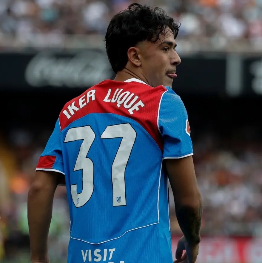 atletiuniverse's tweet photo. 🚨🔴⚪️ JUST IN: Atlético Madrid are closely monitoring the ‘Vinicius Case’ following his red card yesterday for pulling an opponent’s hair.

Last season, Atlético Madrid youngster Iker Luque was handed a three-match suspension for pulling an opponent’s hair during Atlético Madrileño’s promotion playoff against Ponferradina.

Notably, Iker Luque did not react in the same manner as Vinicius after receiving his red card.

Atlético Madrid believe Vinicius should receive at least a three-match suspension, if not more, given the precedent set by Iker Luque’s case.

@marca