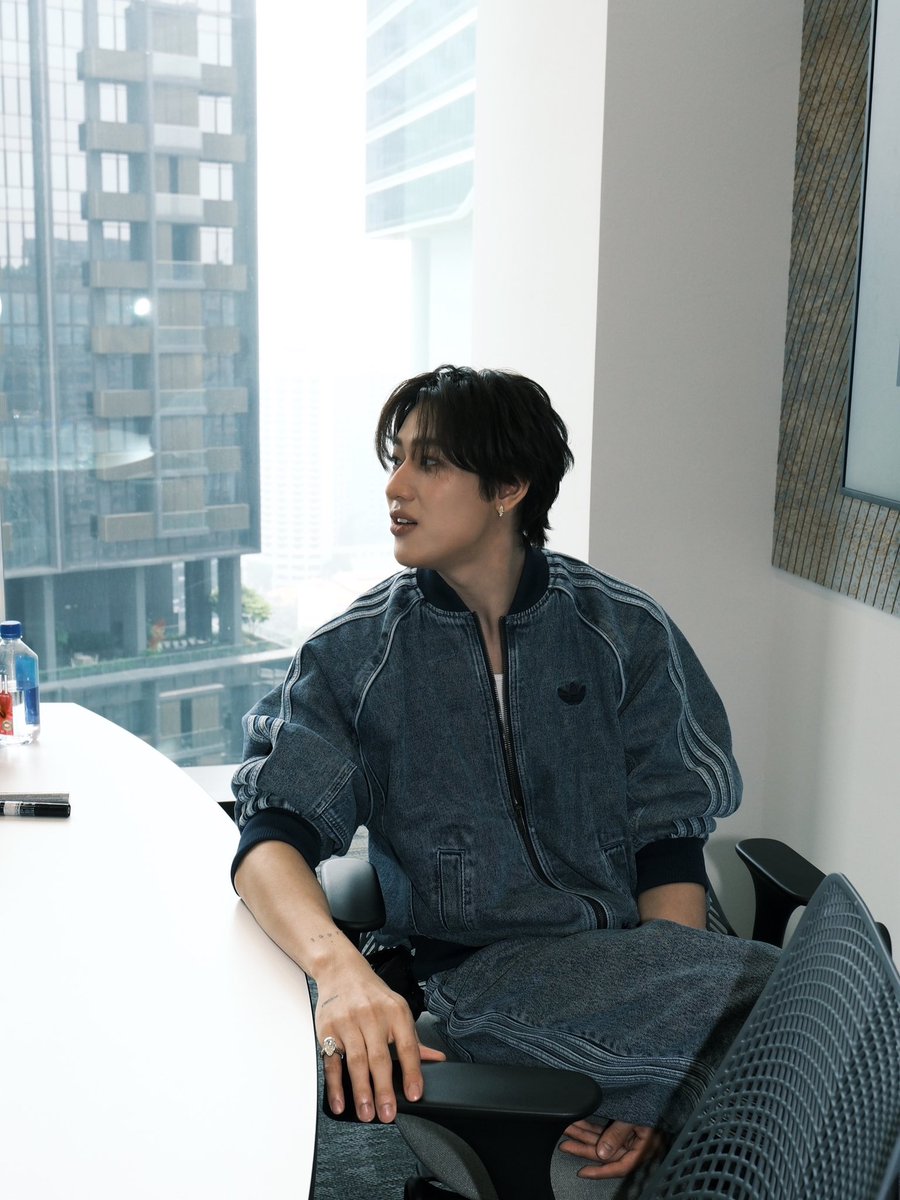 mootyBB's tweet photo. อฟช.มาลงงานเมื่อตอนกลางวันแล้ววววว

BAMBAM AT FORMULA 1
#BamBamxadidasxMercedesF1 https://t.co/ZEiZILt8NC