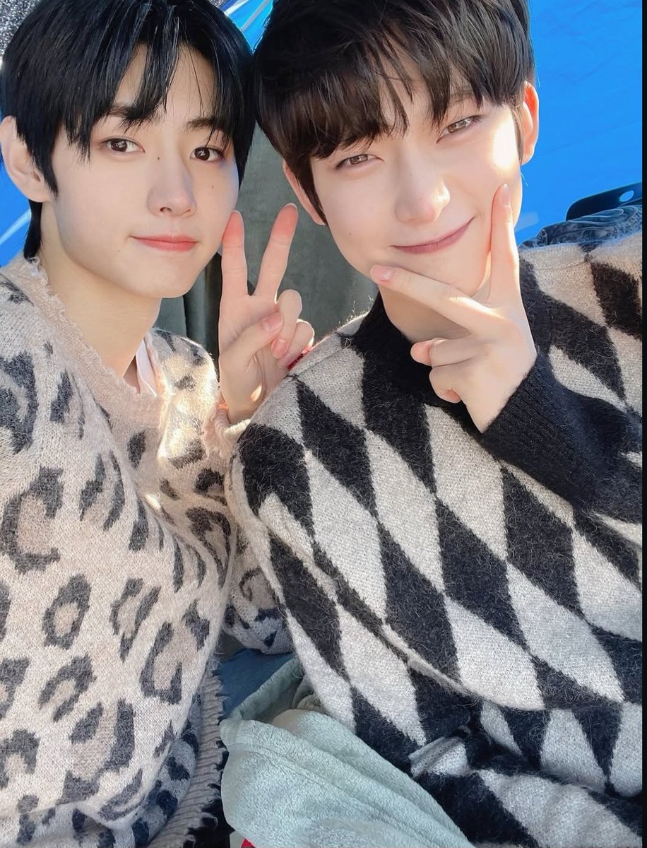FfG1846774's tweet photo. 데뷔초 떠누셀카에
수달처럼 옆에 나와있는 박성훈 개귀여움 https://t.co/rlNecrFBfU