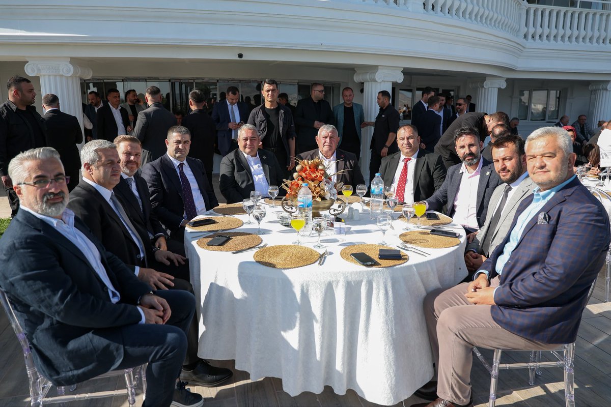 OzarslanMesut's tweet photo. Canım kardeşim ve aynı zamanda Muhtarlık İşleri Müdürümüz Recep Aktaş ile belediye çalışanımız Ezgi kardeşimizin nikâh akdini gerçekleştirerek en mutlu günlerinde yanlarında olduk.

Kendilerine ömür boyu sağlık, huzur ve mutluluk diliyorum. Rabbim kurdukları yuvayı daim eylesin. https://t.co/HnlG8WKeuq