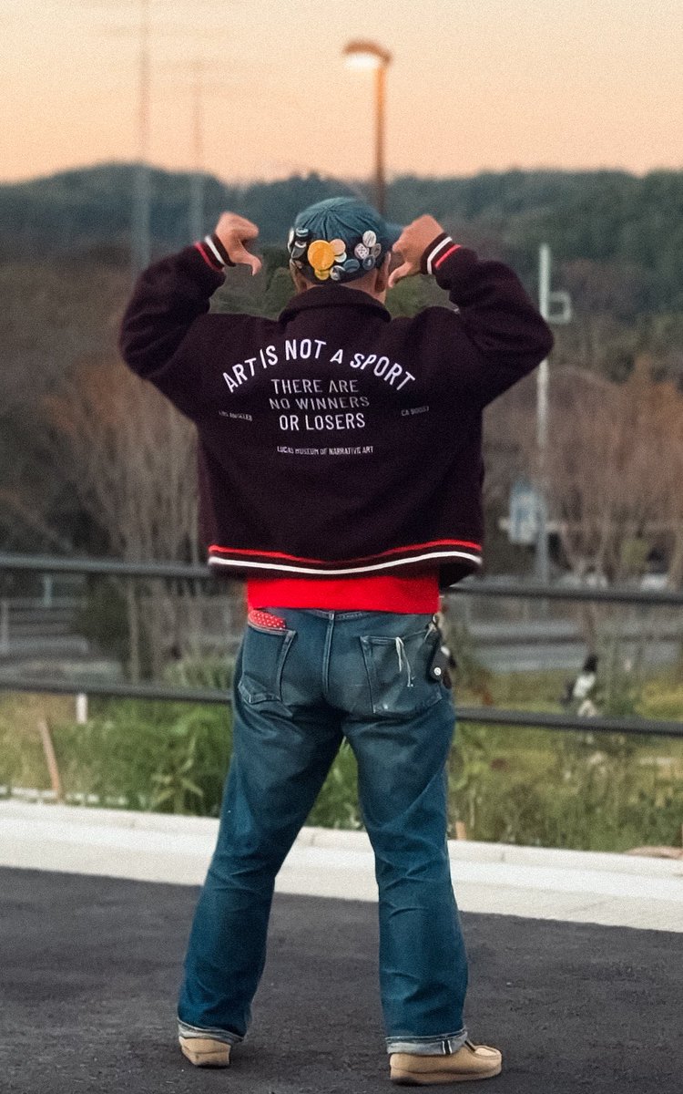 GorillaVideos's tweet photo. ついにゲット✊🔥
@lucasmuseum にある全てのオフィシャルグッズで最も胸打たれたこのジャケット！

ひと目見たその瞬間から、病弱創作少年だった俺に刺さりまくりのメッセージが刺繍されたこのジャケットを「俺が着なくて誰が着る！」と言う激る気持ちを受け止めてくれたオープン初日に入場した猛者すぎる友人が、代行購入で遥か米国西海岸からここ日本に持ち帰って来てくれた激熱するぎる物語を宿したカッコいいジャンパー！

まさにfull  of Stories❤️‍🔥
#lucasmuseum
