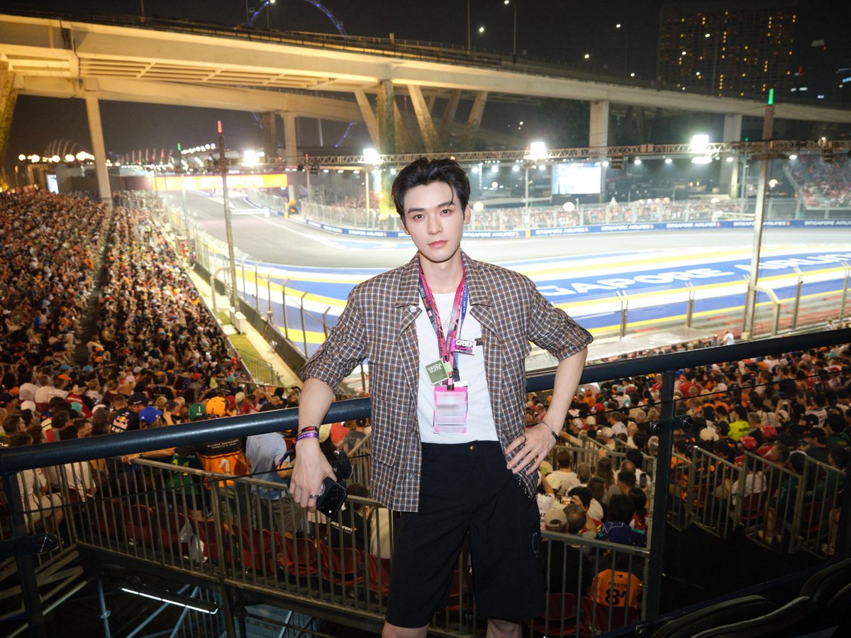 GongJunGlobal's tweet photo. 【261011 龚俊 Gong Jun】
“Chasing the wind in the Lion City, full speed ahead! 🏎️ @/Singapore Tourism Board Official weibo #PassionMadePossible #SetOffForSingaporeTheFunStartsHere”
#GongJunxF1 #GongJunxLouisVuitton
#GongJun #龚俊 #SimonGong #龚俊Simon https://t.co/ktssZ71Asc