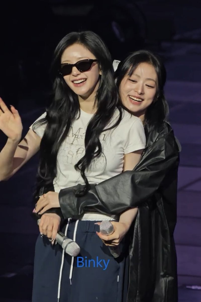 rts826417's tweet photo. phajjung back hug 🤭

#PHARITA #AHYEON #파리타 #아현
#BABYMONSTER https://t.co/OymYh9OGfQ