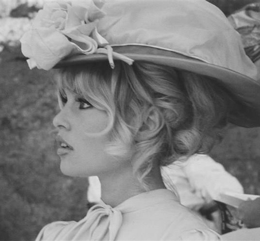 unicorniocore's tweet photo. só descobri agora que a Brigitte Bardot na verdade era morena e pintava o cabelo de loiro https://t.co/YSSnmCx1Od