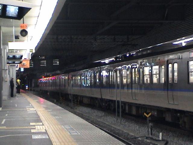 SaDo_KinZan3011's tweet photo. 岡山駅で撮った湘南色の115系😆
山陽本線の吉永行きの列車

表示幕はLED化されているけど、車体の色は嬉しい湘南色。右の車両は西日本色だったりと、まだ末黄色になる前の光景だね。

115系は300番台のトプナン。
首都圏から転属した車両だね。

#115系 https://t.co/9GXLpvRmzn