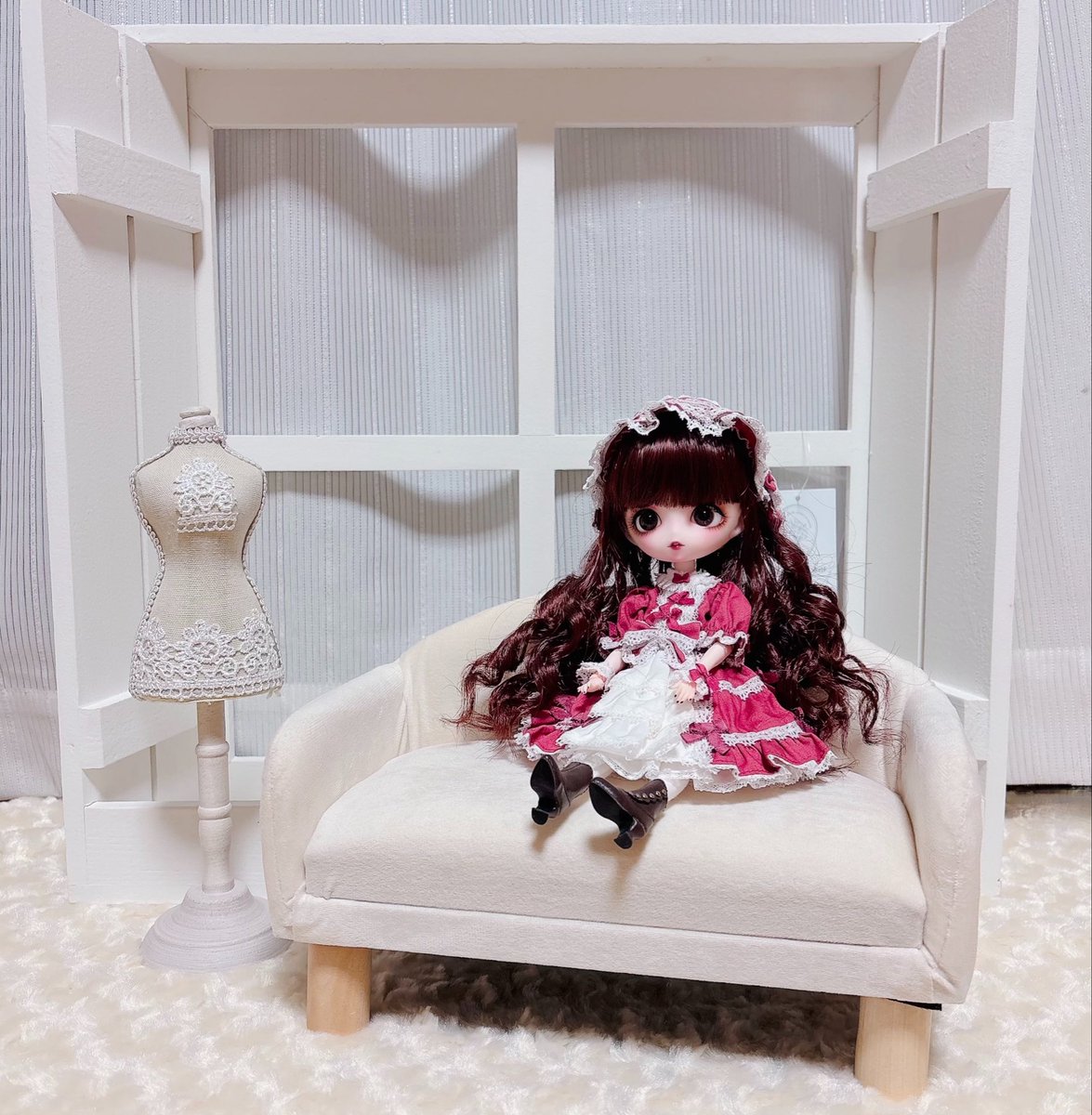 _azuki_93's tweet photo. 今日は電車を乗り継いでららぽ立川のSalut! へ行ってきました。
お目当てのドール用ソファのほかに背景に良いのでは?!と窓型シェルフも購入。欲しいものいっぱいあったから次は車で行こう😆 https://t.co/7yLMifNTCp