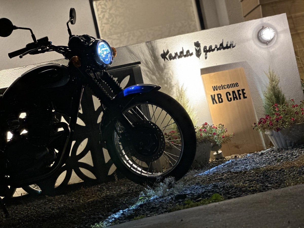 mcs_act_yuy's tweet photo. #カワサキプラザ松本 が提案する
バイクのある豊かな休日。
1日限定のバイカーズカフェ
"KB CAFE 2026 @神田ガーデン"

カワサキプラザブース設営完了！
気合いでMEGURO K3をエントランスに搬入しました…🔥

バイクが好きな人も
バイクに乗らない人も
明日は楽しんでいってくださいっ👟

#KBCAFE https://t.co/WKML2Ozv41