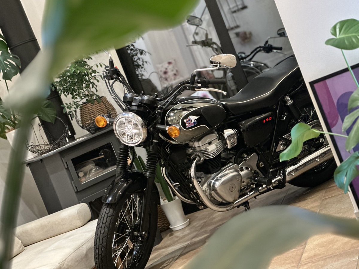 mcs_act_yuy's tweet photo. #カワサキプラザ松本 が提案する
バイクのある豊かな休日。
1日限定のバイカーズカフェ
"KB CAFE 2026 @神田ガーデン"

カワサキプラザブース設営完了！
気合いでMEGURO K3をエントランスに搬入しました…🔥

バイクが好きな人も
バイクに乗らない人も
明日は楽しんでいってくださいっ👟

#KBCAFE https://t.co/WKML2Ozv41