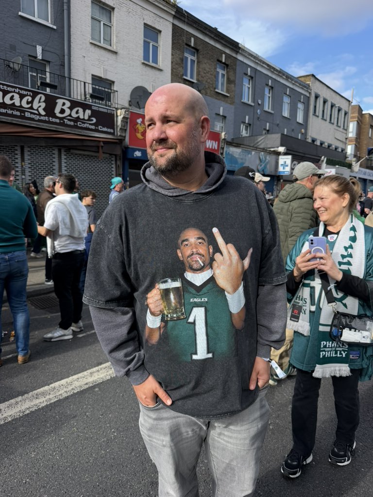 Symone_Stanley's tweet photo. #eagles fans so fly in London https://t.co/OHy2Cn3YFH
