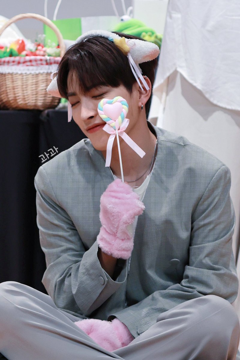 0_iioiio's tweet photo. Q.아기염소가 풀을 안뜯어 먹고 사탕만 먹어서 고민입니다 어떻게해야 할까요?ㅠㅠ내공냠냠신고합니다 https://t.co/DGZHKPTIRd