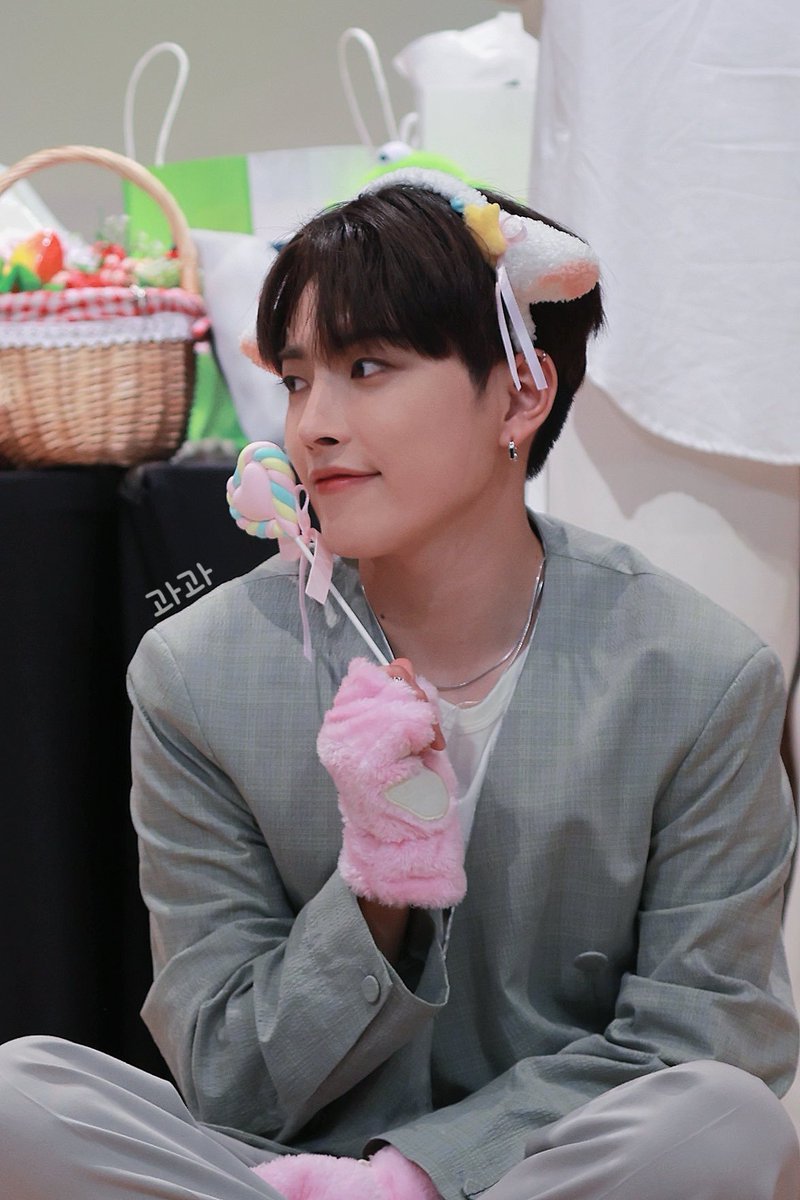 0_iioiio's tweet photo. Q.아기염소가 풀을 안뜯어 먹고 사탕만 먹어서 고민입니다 어떻게해야 할까요?ㅠㅠ내공냠냠신고합니다 https://t.co/DGZHKPTIRd