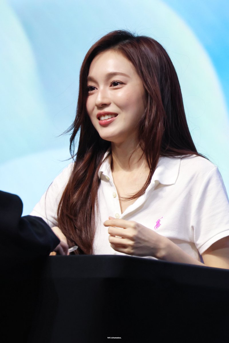 miwwlover's tweet photo. I thought having red hair was the final form but recently love's hairstyle just gets me. I'm genuinely on my knees begging. Shes so pretty i love her so much i wanna cry. LORD IVE SEEN WHAT YOU DO FOR OTHERS. I'LL BE A GOOD PERSON FROM NOW ON PLEASE SEND SOMEONE LIKE THIS MY WAY https://t.co/mYOskvdyrj