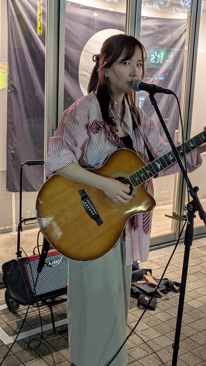 yasuyasu0721072's tweet photo. 新宿路上ライブにての詩種なみ氏でしたのよ！
2日続けてライブの1日目〜
#詩種なみ
@nami_utatane_ https://t.co/nWmwfhN1lF