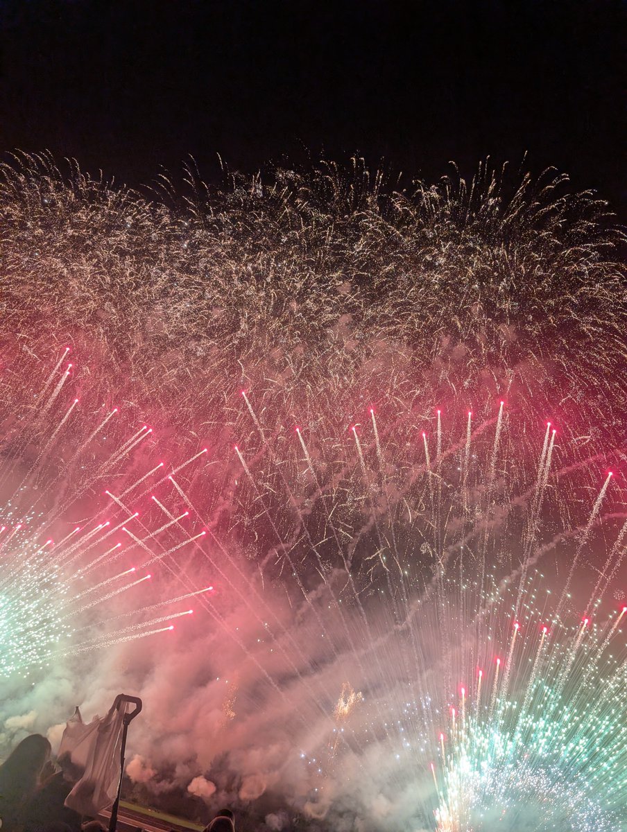 Jpgrop's tweet photo. クライマックス凄い量の花火 https://t.co/m2kMFTjZe7