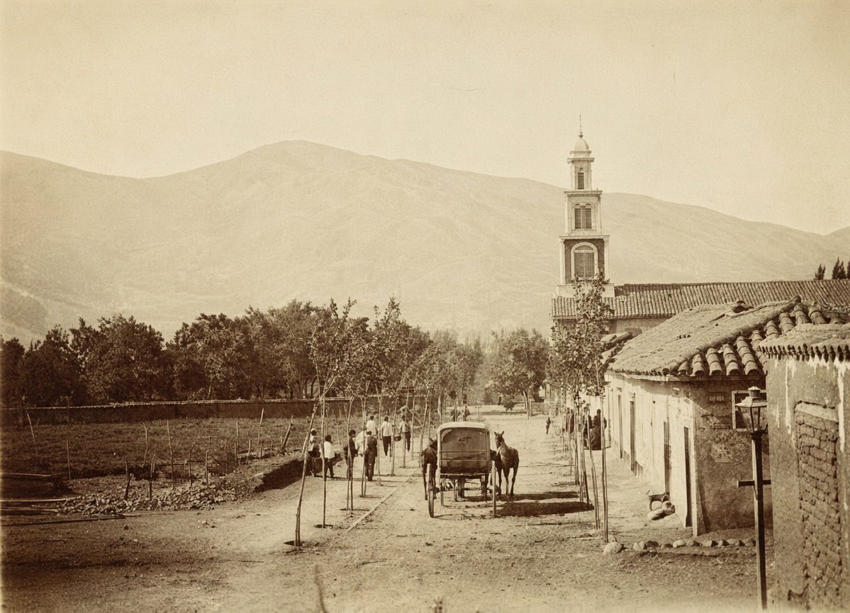 MemoriaHisto's tweet photo. 📆 Efemérides | 11 de octubre de 1742 el gobernador José Antonio Manso de Velasco funda la Villa de San José de Logroño en el valle de Melipilla, en honor a su tierra natal.
El nombre español no perduró. Se impuso el topónimo mapuche Melipilla —“lugar de los cuatro espíritus” o valle de cuatro lados—, testimonio de cómo el territorio chileno fue forjándose en la confluencia de la tradición indígena y la empresa hispana.
Hoy esa ciudad sigue siendo parte viva del valle central.
#Efemérides #HistoriaDeChile #Melipilla #11DeOctubre 
#MemoriaHistórica