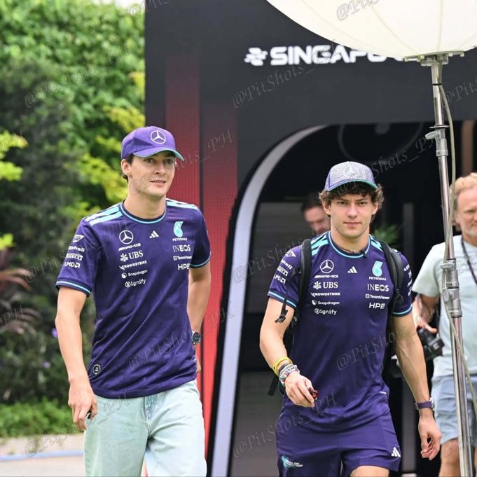 alsxkm's tweet photo. lihatlah betapa ganteng dan kerennya abang rusli sama dedek kimi pake jersey yang kalian bilang jelek dan murahan itu wahai sahabat😊 https://t.co/AcTiw0hjJE