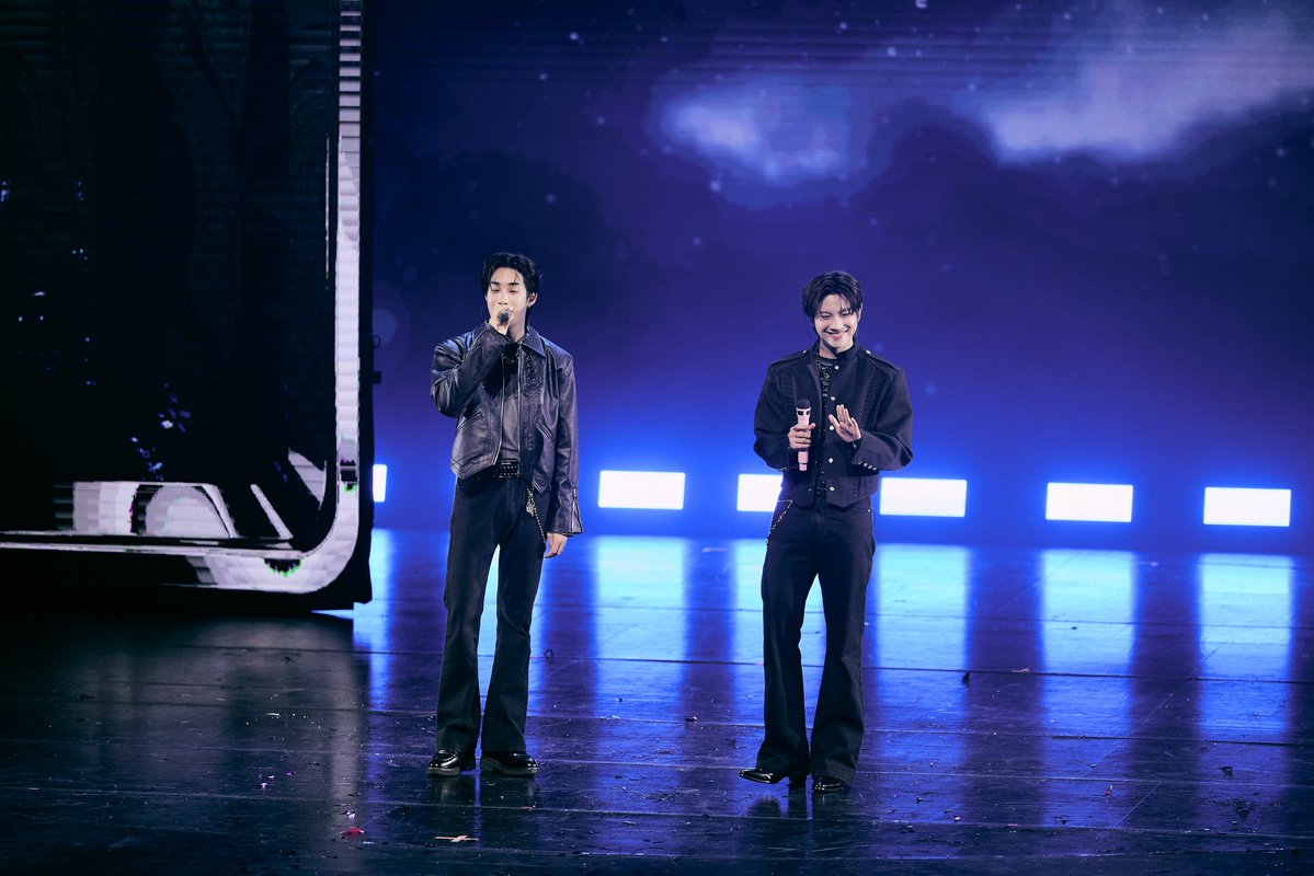 DMDMusicTH's tweet photo. ภาพบรรยากาศของ “เติ้ล” และ “เฟิร์สวัน” ในงาน ใบเตย เริ่ดเลยล่ะ! 15 ปี เช็คเรทติ้ง FRUNG FRING FAN CON ✨

ขอขอบคุณ “คุณใบเตย” ที่ชวน “เติ้ล” และ “เฟิร์สวัน” มาร่วมเป็น Guest พิเศษในวันงานนะคะ 😍 

และขอแสดงความยินดีกับคอนเสิร์ตเดี่ยวครั้งแรกของคุณใบเตยด้วยนะคะ ดีใจที่ได้เป็นส่วนหนึ่งของช่วงเวลาพิเศษนี้ค่ะ 🫶🏻✨

และขอบคุณทุกคนที่มาหากันในวันงาน รวมถึงทุกคนที่รับชมจากทางบ้านด้วยนะคะ ❤️

#FrungFringFanCon
#BitoeyRsiamTheReturnOfTheQueen 
#TLE_mtm #FirstOne
@TLE_mtm @firstone_wnk 
#DMDMUSIC