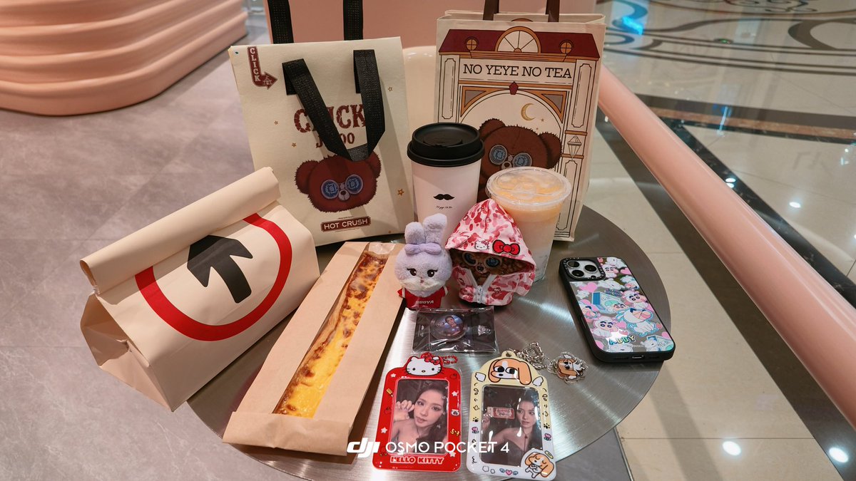 SAKURAsjsooya's tweet photo. I love jisoo forever 智秀奶茶🧋和智秀面包🍞 多么完美的下午茶🧸❤️🐰😼 https://t.co/7XrtT9fhEj