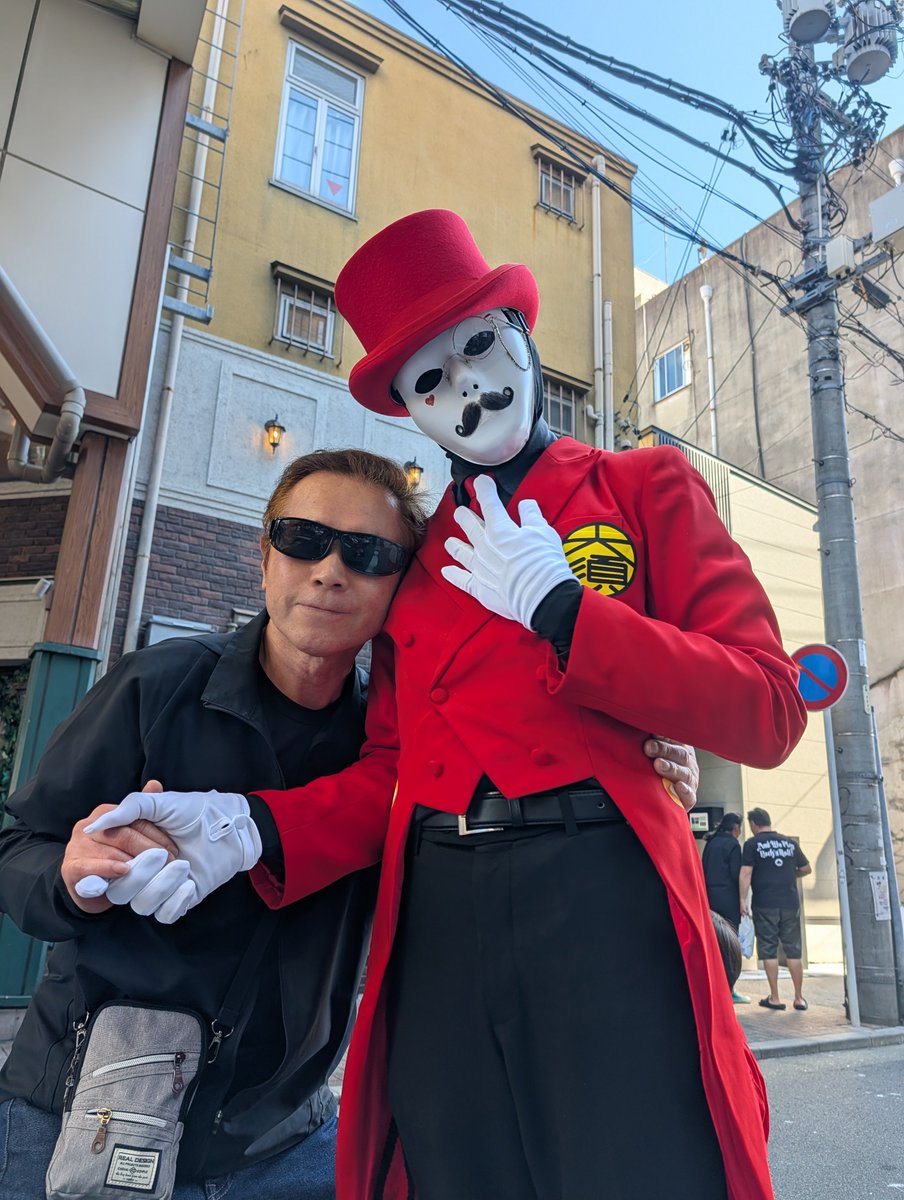 perochimumumu's tweet photo. 大須大道町人祭　2026   10  11

商店街……マネキンになる舞夢さん🤭
燕尾服が大須仕様……舞夢さん🤗
ジェンガ対決負けちゃった舞夢さん🤣
😊🥹🙄😆

＃舞夢男爵
＃大須大道町人祭 https://t.co/5p3m1w7Tz6