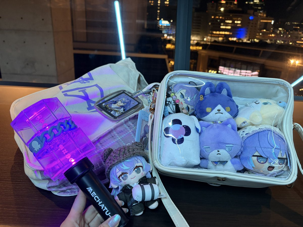 cha1chi's tweet photo. 推しのライブ堪能してきた、、ほんとにやばい😭😭😭今日は推し旅のために5時間新幹線乗ってる😴ストラップ作ったりバタバタだったからしばらくゆっくりします……🐌 https://t.co/32eDylYbW2