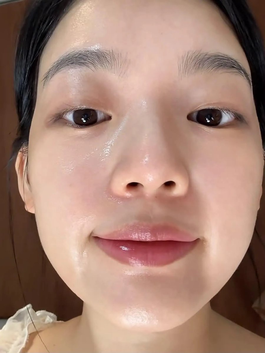 3POficialFC's tweet photo. Cita-cita aku banget keluar rumah tanpa pake makeup dempul2 lagi, mau sungkem banget yg nyaranin combo ini bisa buat kulit aku jdi mulus cerah begini🥹 https://t.co/2THU4vjYxD