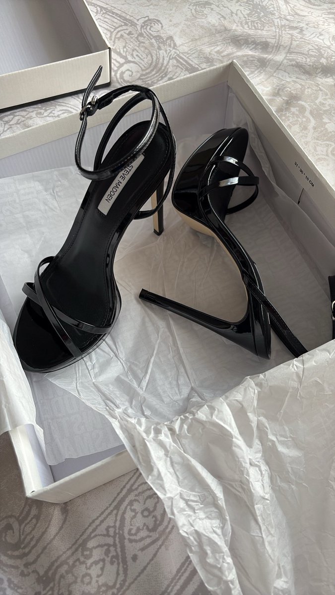 zanziiik's tweet photo. Whoever man handled my box @SteveMadden my heart is broken 💔 but the shoe ate tho! https://t.co/d6IJm13UPf