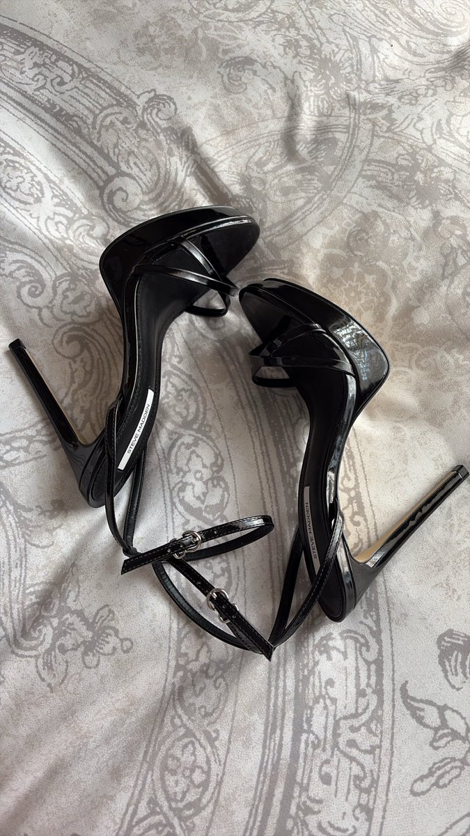 zanziiik's tweet photo. Whoever man handled my box @SteveMadden my heart is broken 💔 but the shoe ate tho! https://t.co/d6IJm13UPf