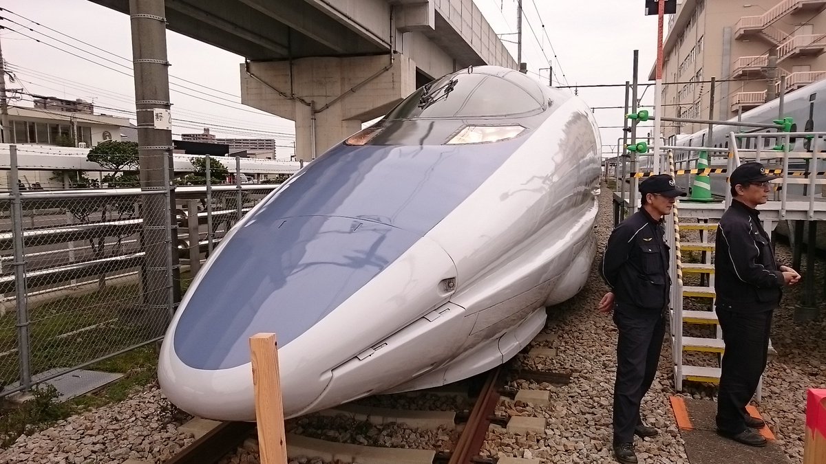 k_01fb's tweet photo. 10年前に行った博多総合車両所の祭り。WIN350に0系に100系の2階建て車両に…今して思えば凄かったわね。 https://t.co/Kn1KYtyUKs