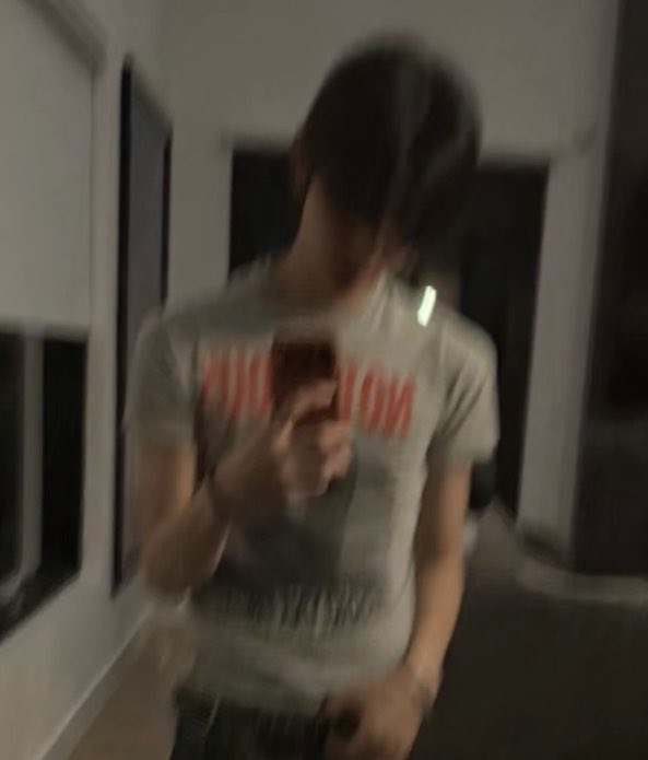 eomseaniee's tweet photo. I won't believe he changed his phone until I see a clear photo of him with his new phone😭😂 you can’t even tell cause the pic is so blurry lmaoㅋㅋㅋ https://t.co/p9gP1JpfGh