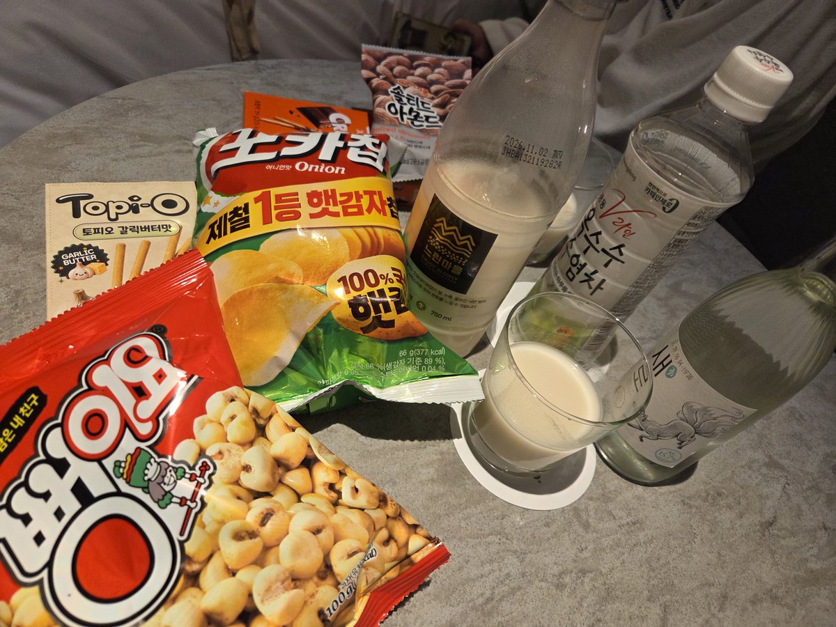 hitsujiya_made's tweet photo. 飲み足りない人たちの秘密の宴🍶
コンビニで買える人工甘味料なしのマッコリ340円は安い。
九尾狐ラベルの焼酎もアッサリでぐびぐびいけるやつ。

「ブッチャンドン・ポチャ（北倉洞屋台）」でイカを食べたかったけど、日曜定休や早じまいが多くて次回持ち越し。

#ソウル
#北倉洞 https://t.co/f5d9Qr5Nsg
