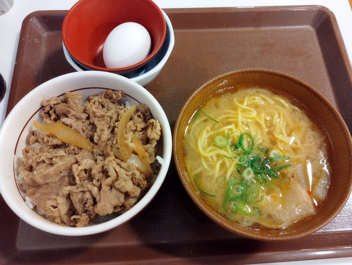 hako35's tweet photo. 今日の夕食は、すき家で。
豚汁ラーメンが食べてみたくて行ってきた！
値段的にも、単品だと少ないかな？と思って牛丼のセットにしてみたんだけど、丁度いいくらい。
ラーメン単品だと寂しかったと思う。
でも、麺は無くてもいいかな？😅
 #すき家 https://t.co/RWtAkHftWR