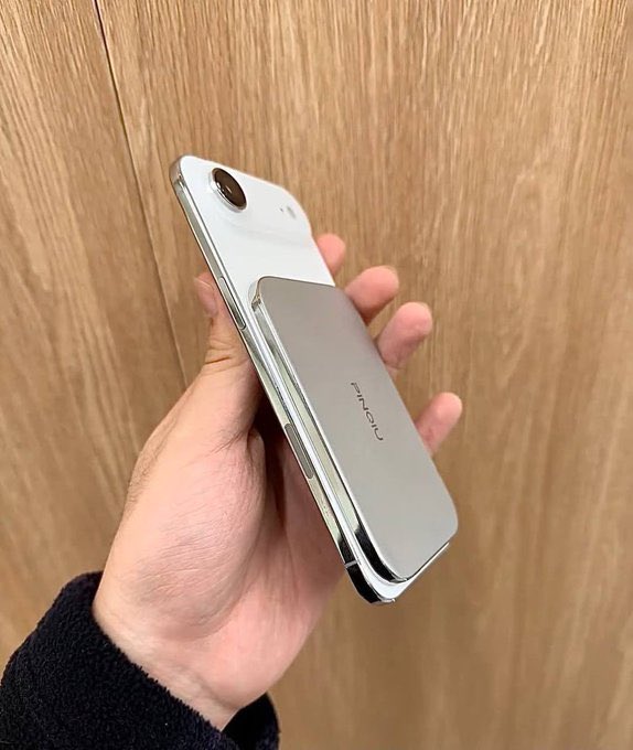 kookieeecrumbs's tweet photo. sorry but sejak kapan ada powerbank setipis iniii 😭☝🏻 https://t.co/cvO391Oqhx