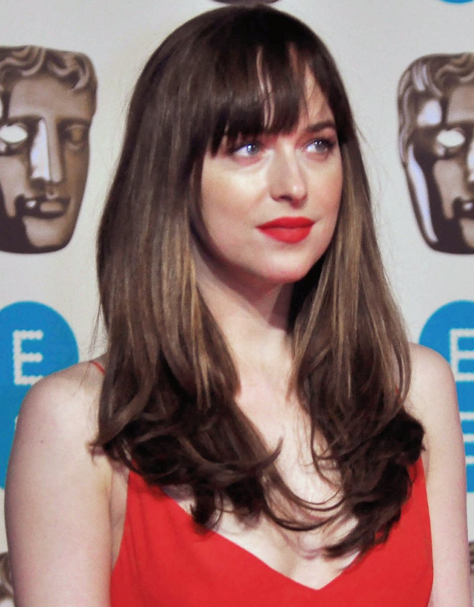 Mockingjay_us's tweet photo. Dakota Johnson at the 2016 BAFTA. https://t.co/F2EqpKDts6