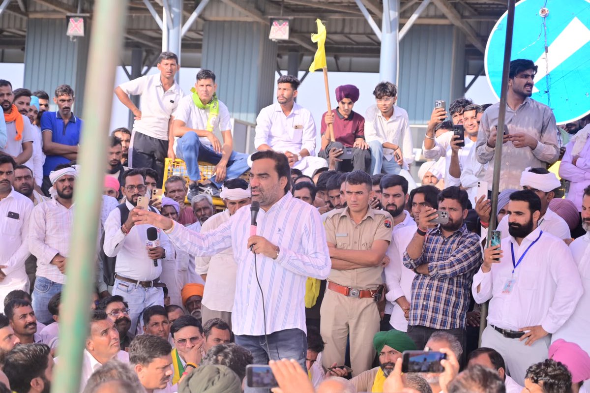 hanumanbeniwal's tweet photo. घड़साना टोल प्लाजा के पास आंदोलित किसानों को सम्बोधित किया |
#किसान_आंदोलन #RLP #घड़साना https://t.co/6W3Ew3Wgjp
