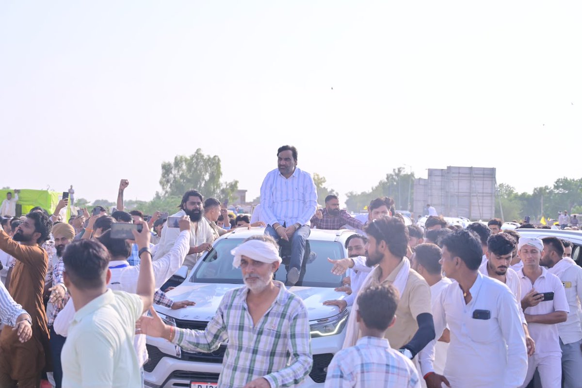 hanumanbeniwal's tweet photo. घड़साना टोल प्लाजा के पास आंदोलित किसानों को सम्बोधित किया |
#किसान_आंदोलन #RLP #घड़साना https://t.co/6W3Ew3Wgjp
