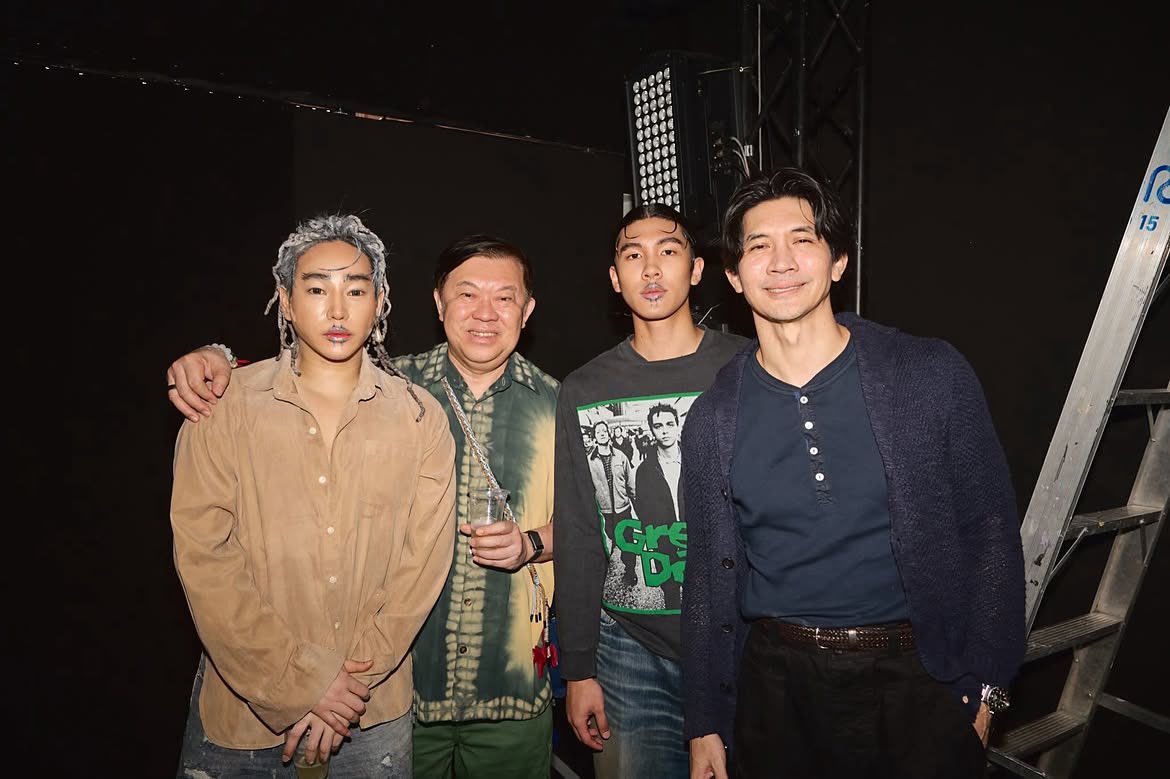 areaPLC's tweet photo. ผลิต พี่เต้ง น้องคุน พี่เคน
นายแบบทั้งสองคน
คีพหน้านิ่งเหมือนกันเลย 😆

IG: unkleteng

PECK BIFW26 SIAM PARAGON
🦚🦚🦚🦚🦚 🦚 
#SiamParagonBIFW2026xPeck
#เป๊กผลิตโชค
#PeckPalitchoke 
@peckpalit https://t.co/JBCdSIavSs
