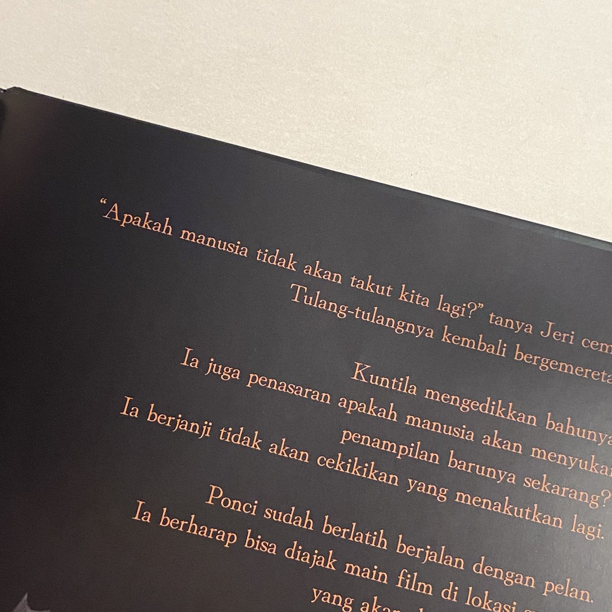 matchainfusion's tweet photo. “Kalau kita sudah sekolah apakah manusia tidak takut lagi?”

AKU BARU KELAR BACA PICTURE BOOK SEKOLAH PARA HANTU‼️😭 SERU &amp; LUCU BGTTT DISINI HANTU-HANTU DISURUH MASUK SEKOLAH..ADA PELAJARANNYA JUGA…TRUS ADA GURUNYA JUGA….AKU SELAMA BACA CEKIKIKAN BGT MANA ART-NYA CAKEP PARAH🥹 https://t.co/4VkjCHAeiV