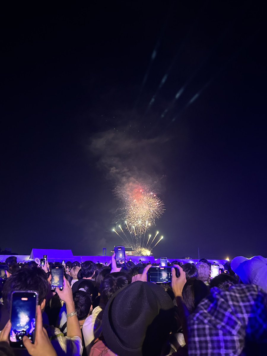 mofu_722's tweet photo. 野外のライブ初めて行ったけど楽しいね https://t.co/hnmhblAJCk