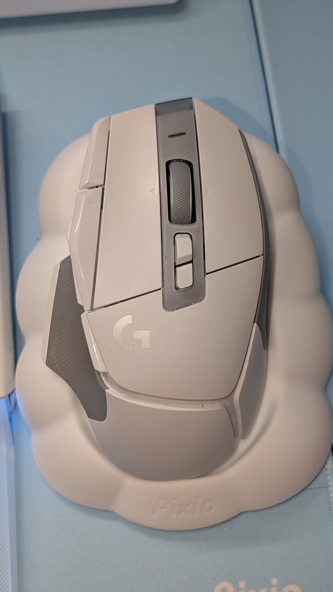 Siguma7086's tweet photo. Pixioの雲形マウススタンド届いた〜！

持ってるマウス置いてみたけどG502Xははみ出てるけど置くだけなら問題無し https://t.co/aeTvEOBzej