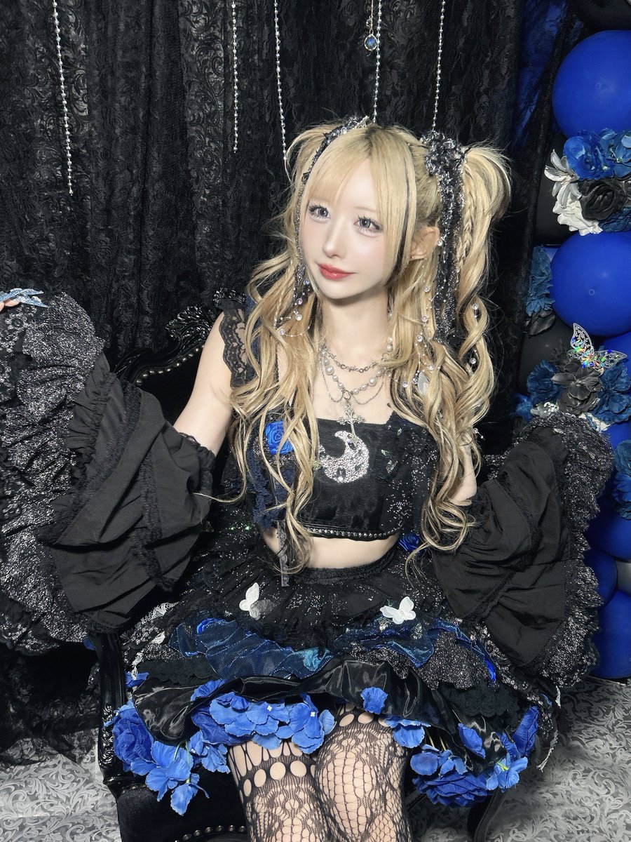 AZATOY_chanmiu's tweet photo. 改めましてちゃんみう生誕祭2026
『Butterflies Bloom 』ありがとうございました🦋🌙*ﾟ幸せの青色に染められた空間どうだったかな？💙⋆˙⟡

この日をすごく楽しみにしてくれて、お仕事お休みしてスケジュール開けてくれてたり、遠征してくれて飛行機や新幹線に乗って会いに来てくれたり、何時間も車を飛ばして会いに来てくれたり。本当に本当に嬉しかったです、心からありがとう( ߹꒳ ߹ )💙!!!

このご時世、色んなことがあって会えるのが当たり前じゃないって思ってて、そんな中、時間と労力をかけて会いに来てくれることがどれだけのことか。きっと私の知らないところで大変な思いをしていたり、私に知られないようにしてくれてることもあると思うの。そんなみんなの気遣いも感じています。みんなの人生の中で、私に出会ってくれて好きになってくれて、本当にありがとう♡!!

おかげでこんなにも素敵な青色の世界でキラキラ輝いて羽ばたけました💙⋆˙⟡みんながいてくれたから、私はこんなにも幸せな気持ちで生誕祭迎えられてます♡

当日、想像以上に会場がパンパンで、直接ステージが見えなかったり、モニターさえもギリギリだったって聞いて、本当にごめんね( т т )💧特典会も、何時間も並んでおめでとうって言いに来てくれてありがとう。本当に大変だったと思うから、身体労わってゆっくり休んでほしいな( т т )ありがとうね( т т )✨️並んでくれたのに撮れなかった子もいて、本当に本当にごめんね…😭並んでくれてありがとう( т т )ぜひまた会いに来てお話してくれたら嬉しいです！♡

他にも、青色ペンライト新調したよ！単色GETしたよ💙とか、青色みにつけてきたよ！TシャツGETしたからライブ今度から着てくね！とか、GETしたグッズ見せてくれたりくじ何等当たったよ！とか報告してくれたのもめちゃくちゃ嬉しかった♡♡!!グッズに関しても今回はみんなが欲しいって思えるもの、長く愛してもらえるもの作りたかったのでこだわりまくりました♡♡

アイドル人生初のソロ曲、こちらもたくさんお褒めの言葉いただいて本当に嬉しいです🦋💙ちゃんみうの色全開で、アイドルの枠を超えて羽ばたいていくので、これからもたっぷり可愛がってくれたら嬉しいな♡♡

そしてお衣装や、ユニット曲、グループ曲、そしてSEから始まってセトリすらも全てにこだわりを持って、ちゃんみうの世界観を出したくてたくさん時間かけて考えたので、些細なことも気づいてくれて褒めてくれて嬉しくてたまらないです🥀✨️

見てくれてありがとう♡

生誕祭は、私の中のひとつの区切りとしていて、ここからまた新しい私へ成長していく大切な日だと思ってます。アイドルとして迎えられた今日を私はずっと胸に、また前へ歩いて行きます！

今日まで生きていて、アイドルになって良かった！みんなと出会えたことが私の人生の宝物です！みんなの人生に、私と一緒にいる選択肢をしてくれてありがとう、嬉しくて大切で愛おしくてたまらないです♡

今日までの私を愛してくれてありがとう。
これからもどんどん成長していく私をそばで見守ってついてきてね🦋💙🌙*ﾟ

とーーーーーっても大好き！！！♡♡
心からありがとうございました♡♡

これからもギャルと一緒に幸せになろうね♡
