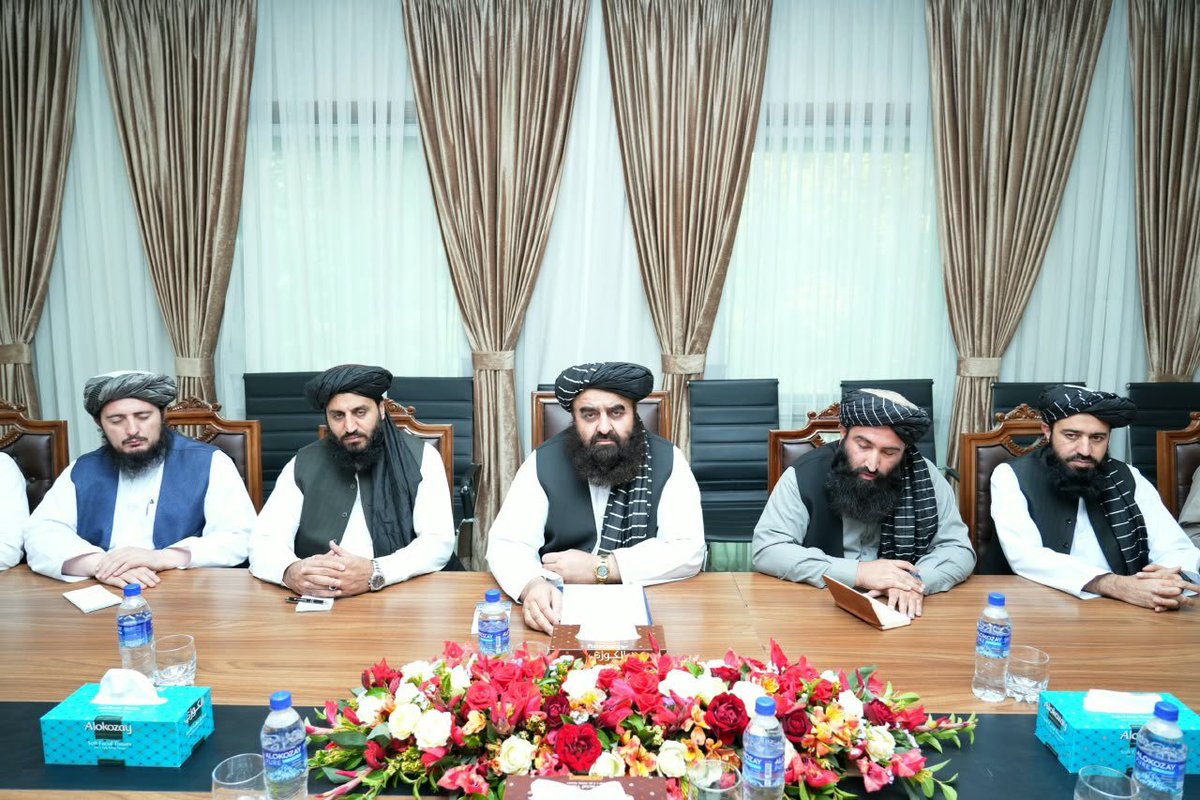 DwhmA313's tweet photo. د افغانستان د بهرنیو چارو وزیر، محترم مولوي امیرخان متقي،
د اسلامي همکاریو سازمان (OIC) د سرمنشي له مرستیال، محترم سفیر طارق علي بخیت، سره وکتل.

په پیل کې د اسلامي همکاریو سازمان د نوي سرمنشي د ټاکل کېدو له امله مبارکي وړاندې شوه او د یاد سازمان په لیدلوري کې د افغانستان پر مهم ځای، او له افغانستان سره د رغنده تعامل په هکله خبرې وشوې.

د لیدنې په ترڅ کې د افغانستان او سیمې پر وضعیت او د سیمې او نړی له هېوادونو سره پر سیاسي او اقتصادي پرمختګونو خبرې وشوې، او په بېلابېلو برخو کې د نویو فرصتونو رامنځته کېدل د پام وړ پرمختګونه وبلل شول.

په پای کې د افغانستان او اسلامي همکاریو سازمان ترمنځ د اړیکو د لا پراختیا او د همکاریو د نویو لارو د پرانیستلو پر اهمیت ټینګار وشو.