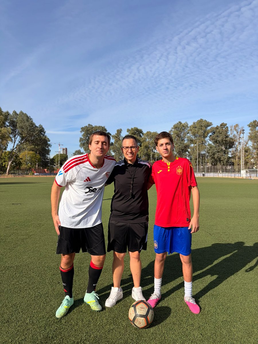 Fundacion1890's tweet photo. 🤝 ¡Una jornada muy especial para el #SevillaFCGenuine! 🤍❤️

⚽️ Nuestro equipo compartió hoy el césped con la Federación Española de Deportes para Sordos, en un encuentro lleno de fútbol, compañerismo e inclusión.

👏 Gracias por compartir esta jornada con nosotros y por seguir demostrando que el deporte es de todos.

🔥 ¡Seguimos sumando experiencias juntos!

#Fundación1890 #SomosDeTodos