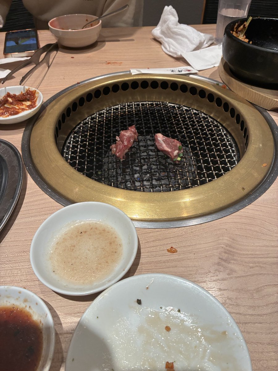 minomarocks's tweet photo. 彼女はなかなかのブラック企業に勤めてるんだが、久しぶりに会った友達に「痩せて頬がこけちゃってるけど大丈夫？」と心配されたとのこと
毎日一緒だから体型の変化には気づかなかったけど、確かに日々の食事量は少ない
心配だから焼肉連れてきたらモリモリ食べてくれて凄く嬉しい
店内の肉全部食え https://t.co/wA2sV1buAa