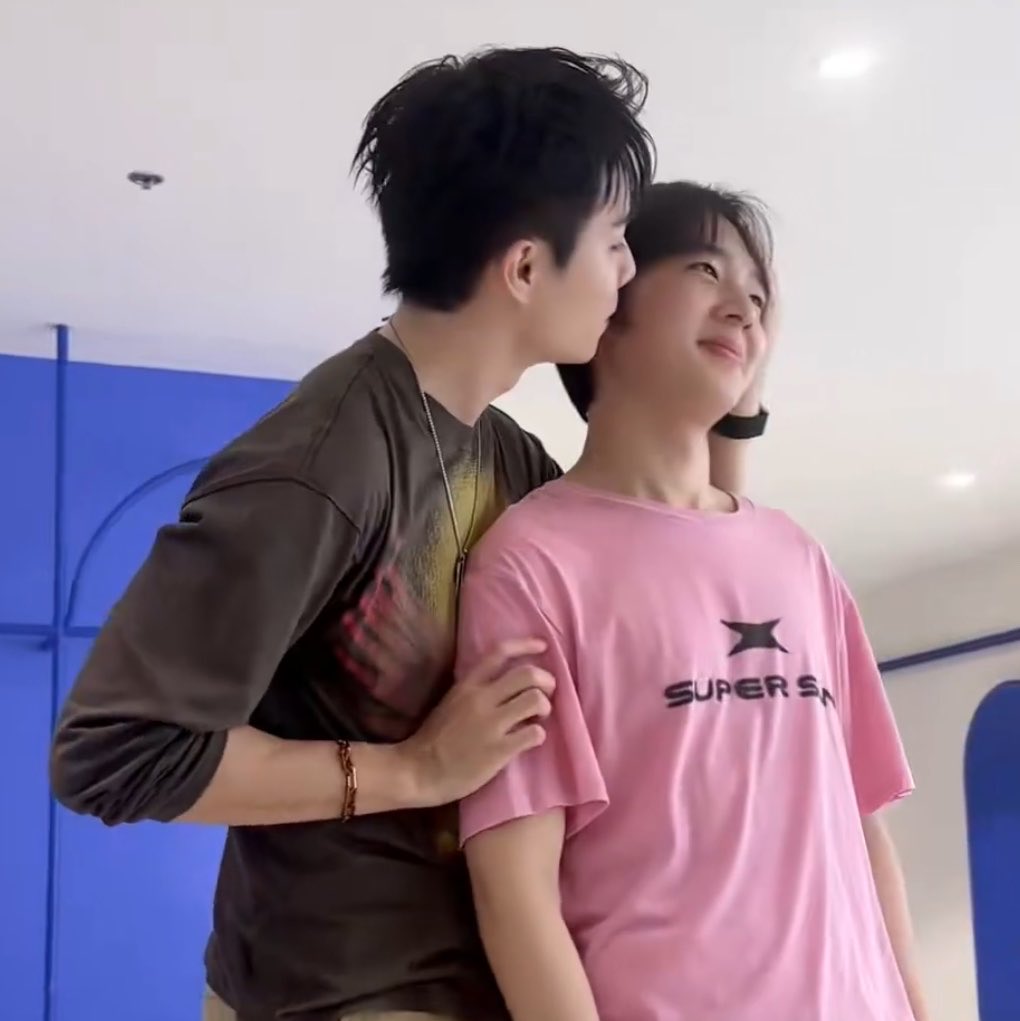 MEWJAExZEEPRUK's tweet photo. กลัวนุนิวเป็นลมว่ะ ชีเหมือนเขินวิญญาณลอยออกจากร่างไปแล้ว 🫪

#34thHBDZEEPRUK 

@zee_pruk #ZeePruk 
@CwrNew #NuNew https://t.co/4ljiWJXDMc
