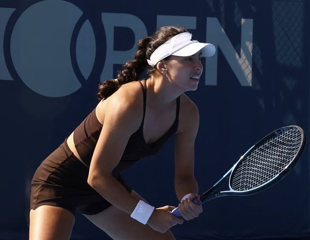 SadeceTenis's tweet photo. Ayla Aksu Samsun’da şampiyon! 🏆🇹🇷
Finalde Lucrezia Stefanini’yi 7-5 2-6 6-2 ile yenen Ayla, kariyerinin 2. WTA 125 finalinde ilk şampiyonluğunu elde ediyor! 👏 #SamsunOpen
Tebrikler @AylaAksu6! Seninle gurur duyuyoruz 🤩 https://t.co/Uo5b0SBt57