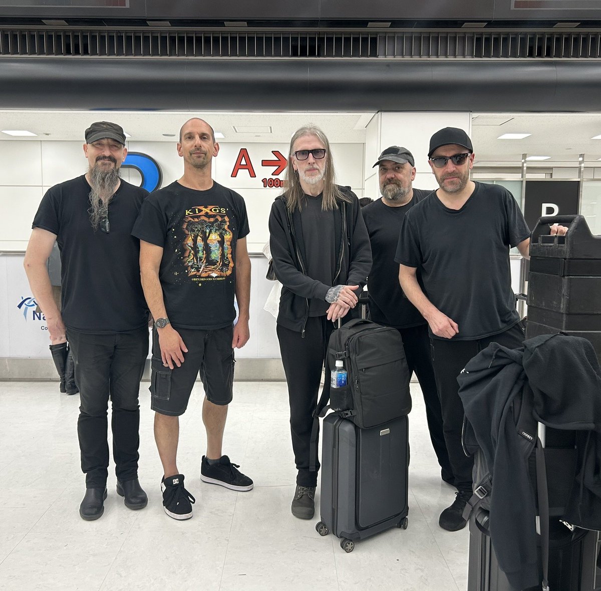 evpro666's tweet photo. そして、遂に日本へと帰って来たゴシックメタルの創設者「Paradise Lost」一行も到着しました！

明日渋谷ストリームホールにてお待ちしております！ https://t.co/UQ79k21tCD