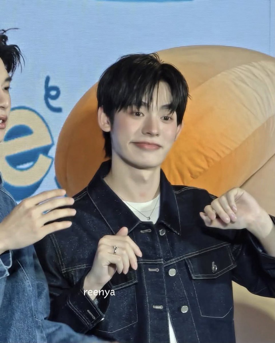 ttpwisha's tweet photo. are we gonna ignore the fact that teeteepor have hickeys on their neck? that is NAWT a mosquito bite https://t.co/RHiDc3tIjM